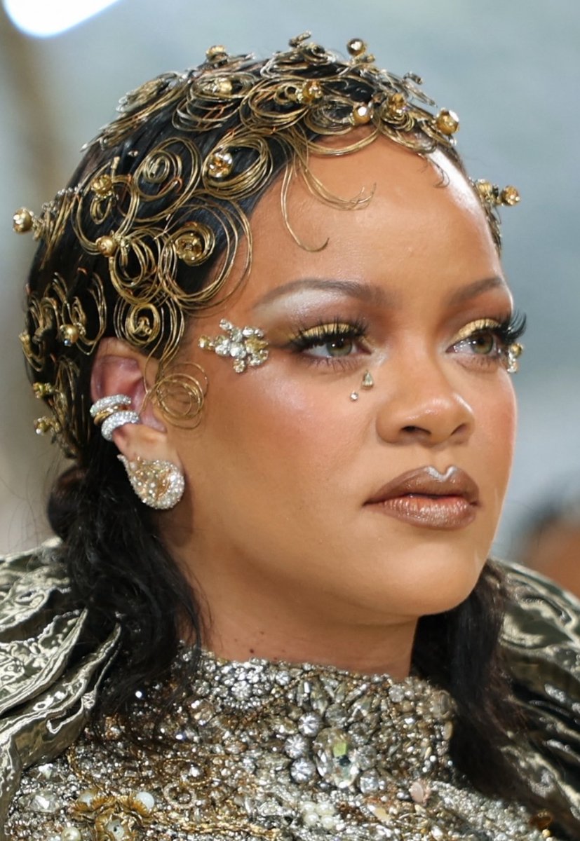 FentyHeadlines's tweet photo. The making of Rihanna’s 2026 Met Gala hair metal pins from Jennifer Behr with collaboration from Yusef Williams ✨

“Swarovski crystals in champagne and black diamond were wired onto half of the curls for a bit of sparkle to match her gown”

🔗: https://t.co/5Ts6HgTM14 https://t.co/nzidQJHaKf