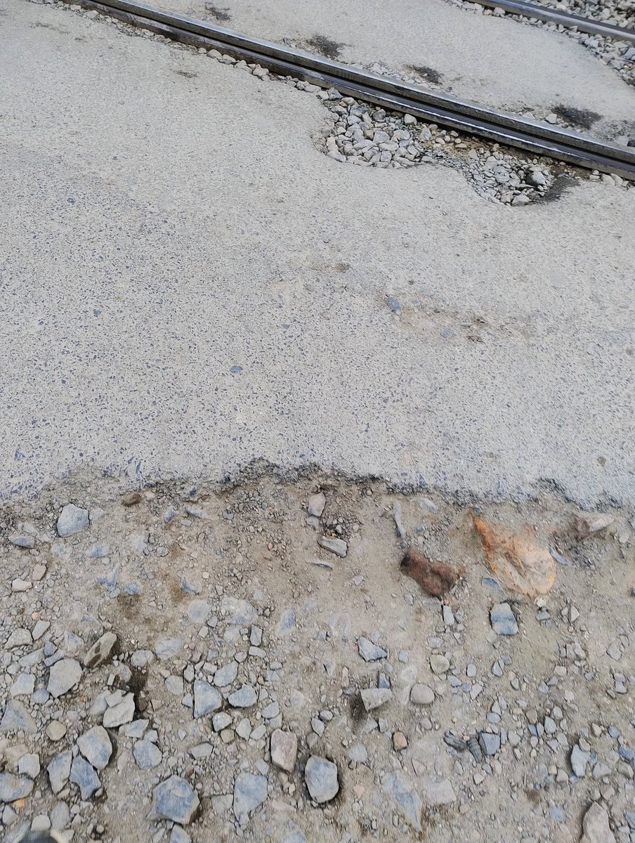 iamaajral's tweet photo. This railway crossing at Serpur, Muzaffarpur is in बेहद खराब condition.
Road is broken &amp; unsafe — clearly an accident waiting to happen.
Authorities must act before any mishap occurs.
@RailMinIndia @ECRlyHJP @AshwiniVaishnaw https://t.co/rL5CQOBzMa