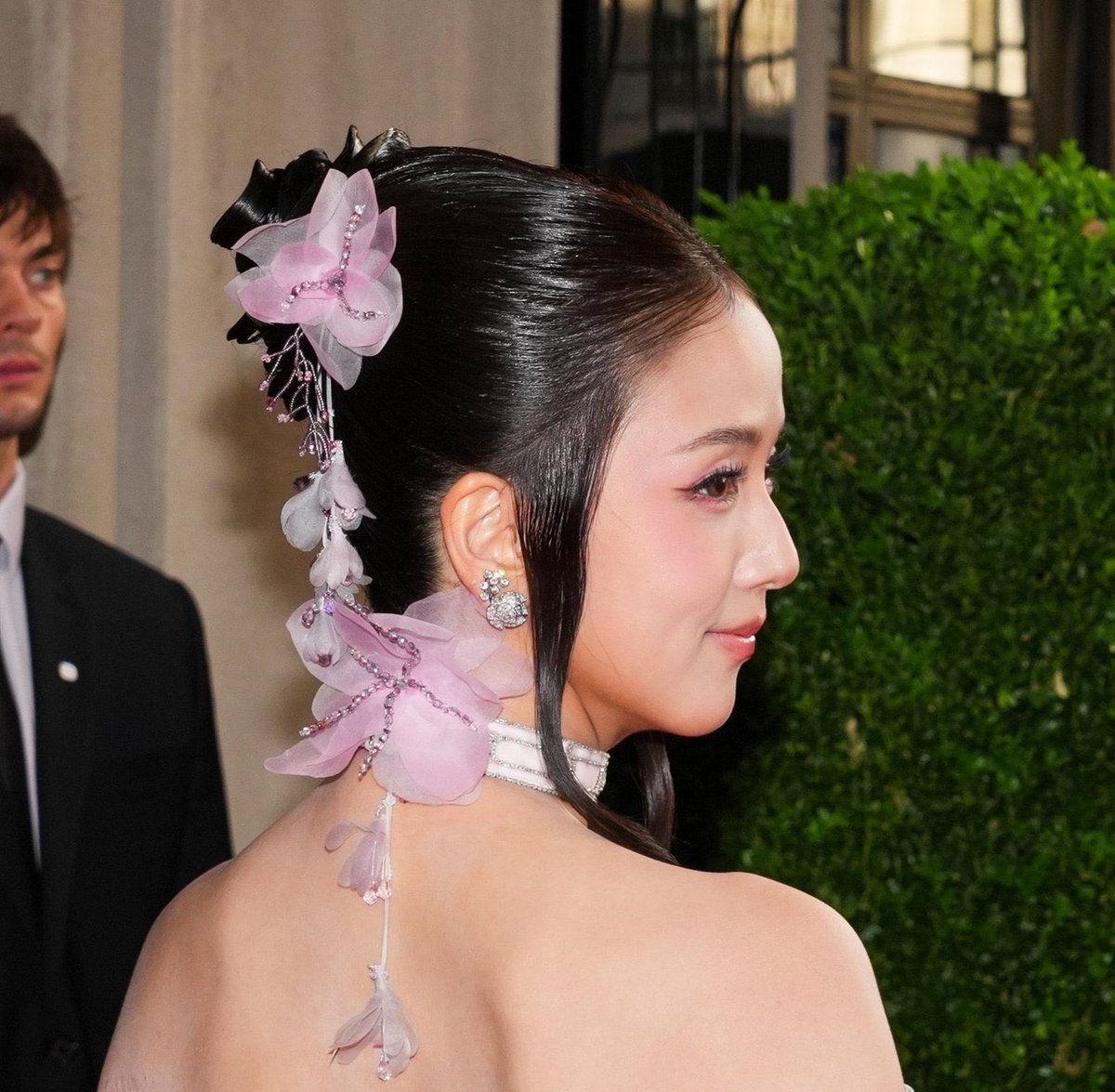 BORNPINKJlSOO's tweet photo. A thread of viral posts about JISOO Met Gala 2026 look.

 #JISOOxMetGala #MetGala2026 https://t.co/y7otiSIHhP