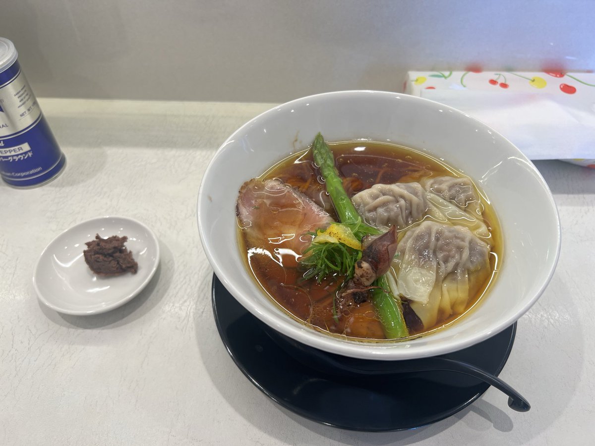 oshimata5885's tweet photo. 今日のランチは麺やいち福で、期間限定ワンタン麺🍜をいただきました✨
ワンタンにアスパラ、富山産のホタルイカがのってて、とても美味しかったです😊 https://t.co/RUO50tDZ79