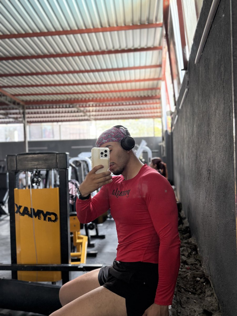 srlr98's tweet photo. Dicen que me va el color rojo 🔥 https://t.co/xZGJfA0MoS