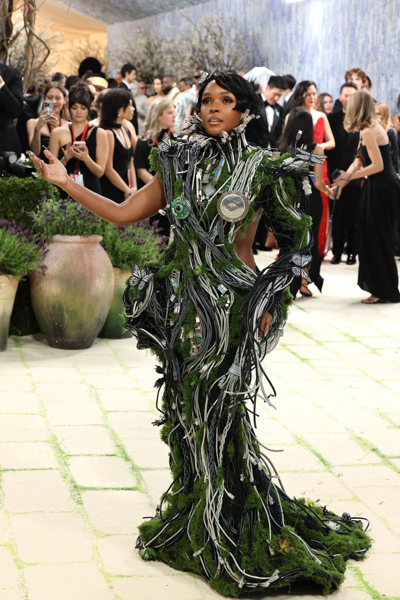 HOOKEDRNB's tweet photo. Janelle Monáe attending the 2026 #MetGala 💎 https://t.co/Ttlq6orYBI