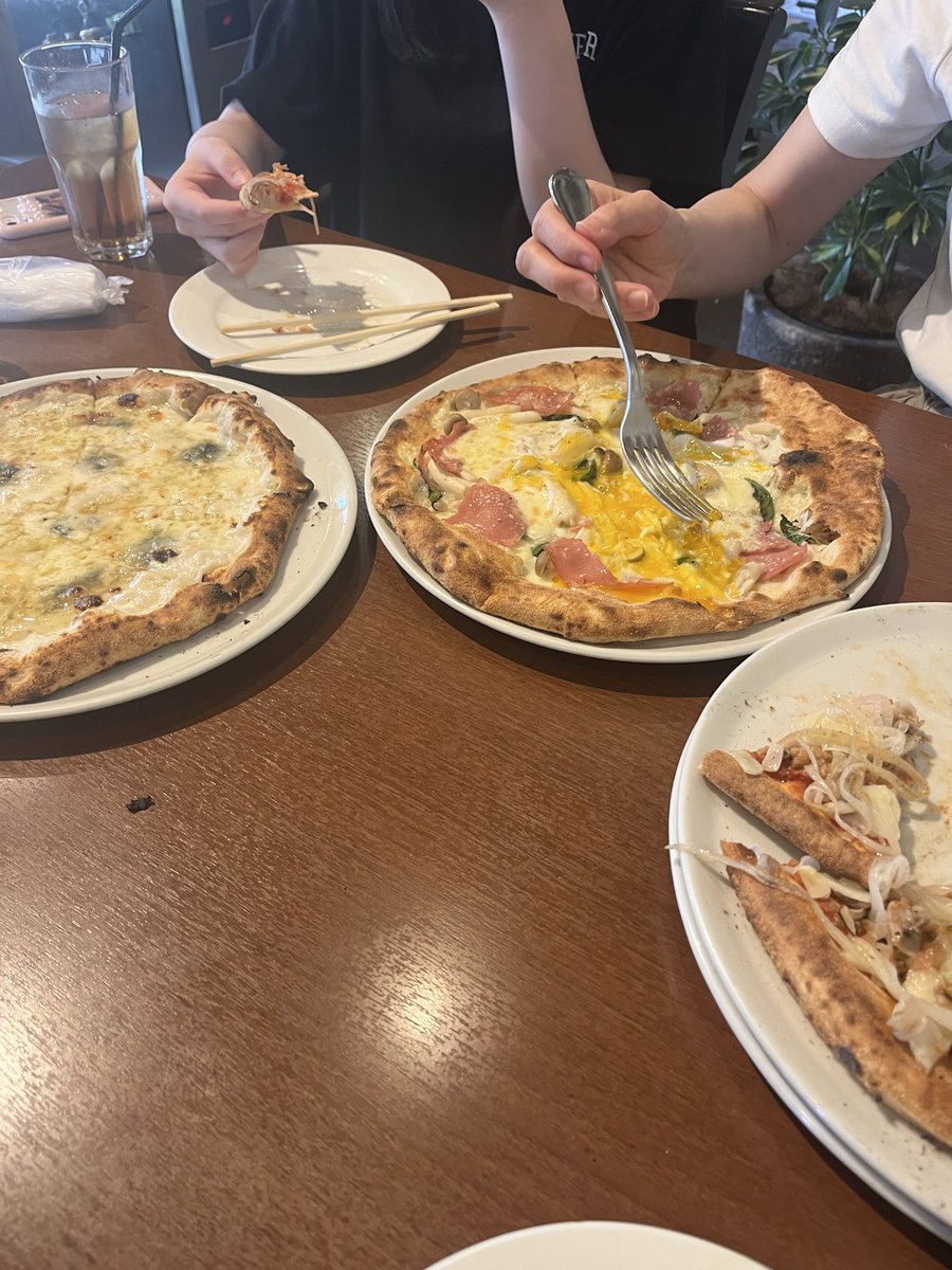 upsidedown_go's tweet photo. 昨日は免許を取ったばかりの息子の運転練習安曇野まで家族４人でピザを食べに行ってまいりました

8年ぶり(？)くらいに伺いましたけどGWなこともあって並びがすんごい事に😂

相変わらずの美味しさで大満足
来月も息子の運転と奢りで行こうかしら🤔 https://t.co/BHg9KKdl20