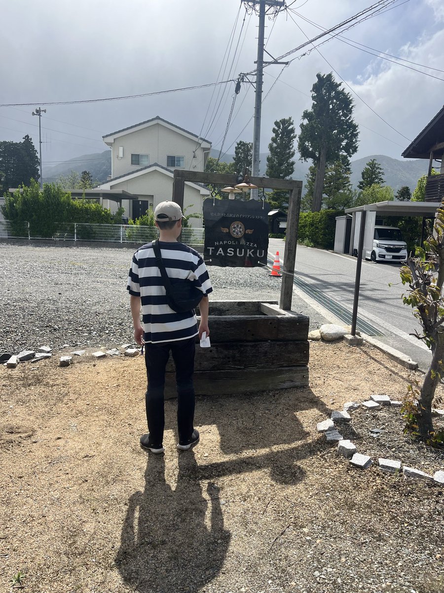 upsidedown_go's tweet photo. 昨日は免許を取ったばかりの息子の運転練習安曇野まで家族４人でピザを食べに行ってまいりました

8年ぶり(？)くらいに伺いましたけどGWなこともあって並びがすんごい事に😂

相変わらずの美味しさで大満足
来月も息子の運転と奢りで行こうかしら🤔 https://t.co/BHg9KKdl20