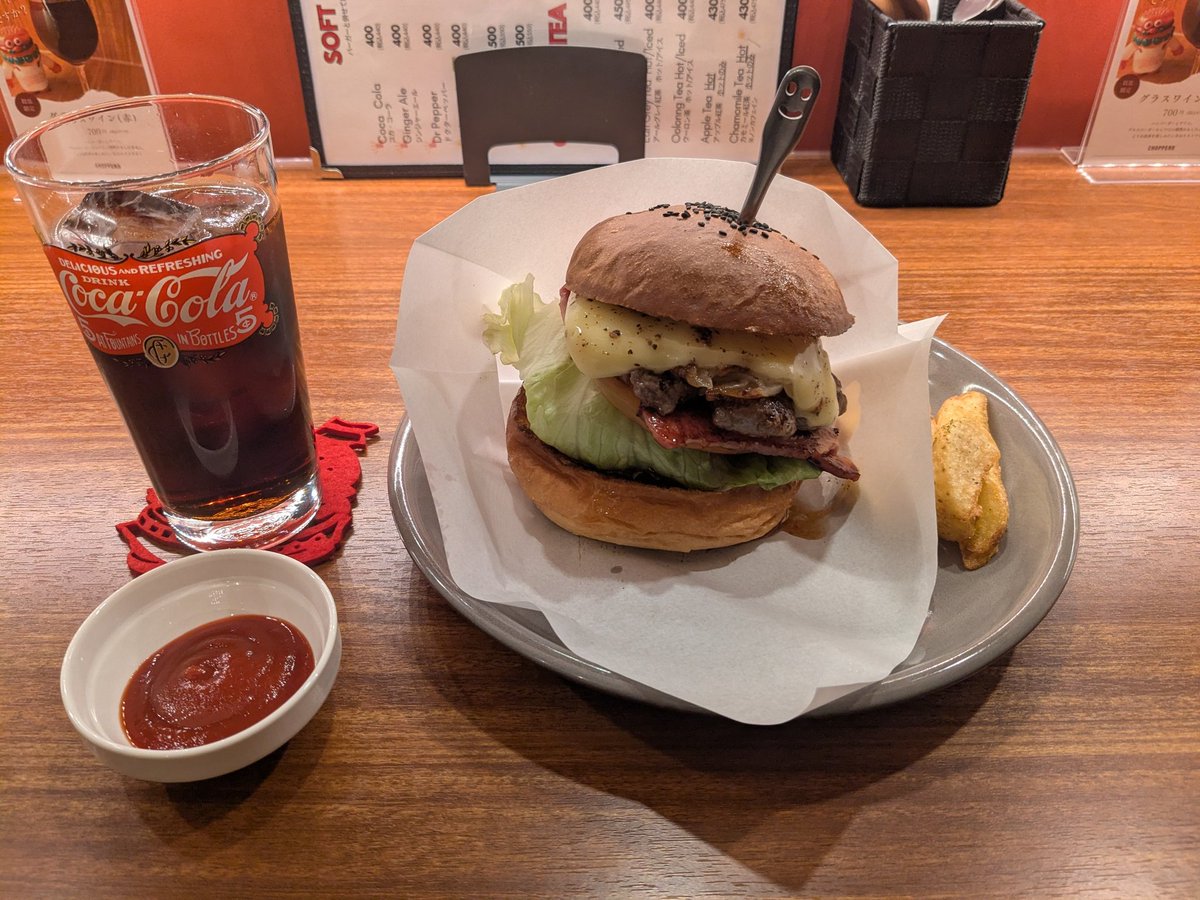 number_earth's tweet photo. 5月5日はジャグラーの日だけどジャグラー打たないし、抽選全負け
ふわっとパチ屋に行って5000円浮いたので激ウマバーガー食べてきた https://t.co/N3PhRuH5NG