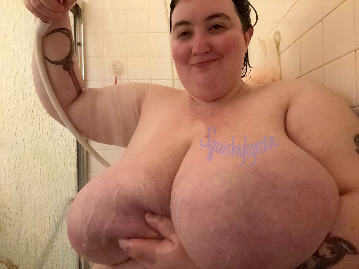 squishylynxie's tweet photo. Scrub a dub dub~ https://t.co/FGk2y4O0vd