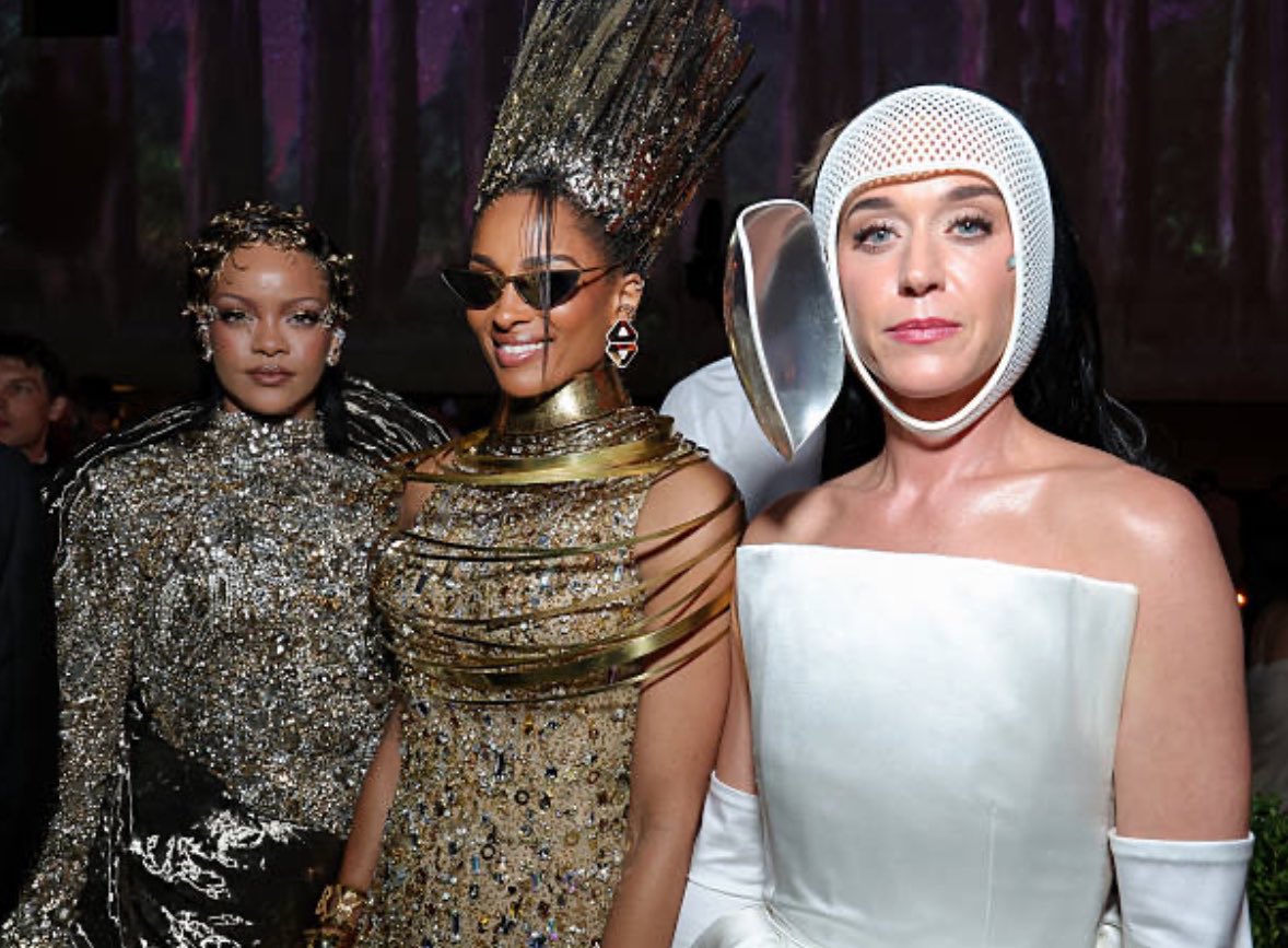 todaykatyp's tweet photo. 🚨Katy Perry, Rihanna and Ciara at #MetGala https://t.co/vTdofHTnIF