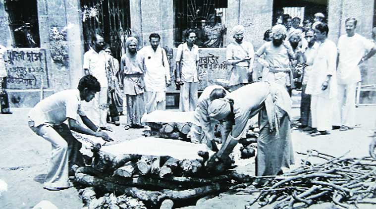 कहानी बंगाल की 

16 भिक्षुओं और एक साध्वी को गाड़ी से निकाला, मारा, आग में फेंक दिया

कोलकाता का बिजोन सेतु नरसंहार 

hindi.opindia.com/national/bijon…