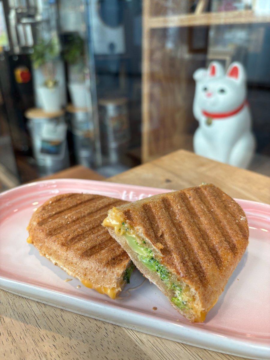 mitsumatacoffee's tweet photo. ミツマタコーヒーの軽食 パニーニ＆サンドイッチ🌈Panini & Sandwiches���全粒粉パン🥖を使用したパニーニ…焼きたてはパリパリ食感がイイ感じ
パニーニ/Panini
＊ハム＆チェダーチーズは定番として🍖🧀
＊明太子チーズ＆ブロッコリーはちょっとピリ辛オリジナル🌶️🥦
サンドイッチ/Sandwich
＊スモークサーモン＆クリームチーズはちょっと贅沢に🥪🌮
*カフェラテ〔Hot/Ice〕*カプチーノ*フラット��ワイト等のお供にいかがですか Take out OK⁉

営業時間 10:00-18:00 定休日 月曜＆不定休 〔月曜祝日・GW休まず営業中！〕
But First Coffee🌈
🏠https://t.co/nSmlRNykSS
https://t.co/dnYmmWZj4B
🛒https://t.co/rvhc218cMY

#ミツマタコーヒー #mitsumatacoffee #大井町 #自家焙煎 #エスプレッソ #bakedsweets #スペシャルティコーヒー #コーヒーショップ #焼き菓子 #大井三ツ又 #コーヒー #パニーニ #カフェラテ #カプチーノ #フラットホワイ