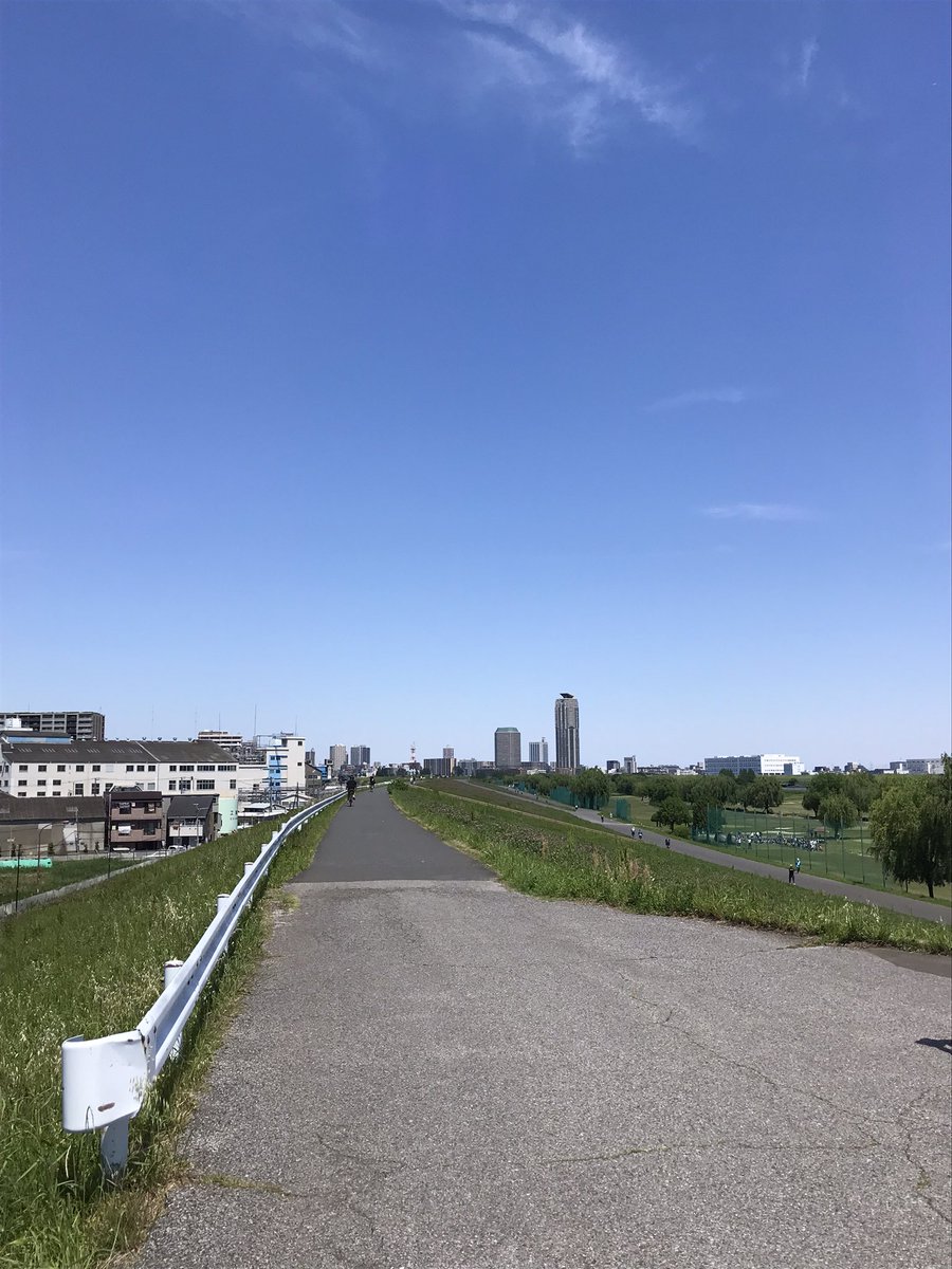 MajikaLuke's tweet image. 70分ジョグ+流し6本。13km。
荒川河川敷いつものコース🏃‍♂️
晴天🌟気持ち良すぎ&amp;amp;気温ちょうど良い。
昨日は練馬で30°だったからランオフにして正解。暑かったなー。
流しは体軽く感じて速い動きも無事できた。
ただ、肩が凝る。腕振り悪いのかな？
#ランニング #晴天ラン