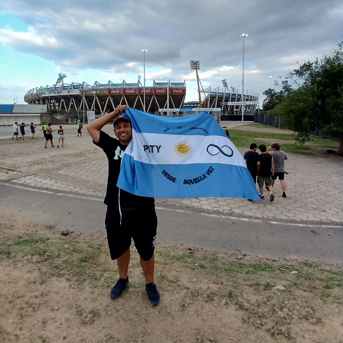 TE ESPERE 10 AÑOS
Y UN DIA ME REGALASTE
EL MEJOR DÍA DE MI VIDA. 

EN UN RATO TE VEO EN ROSARIO!