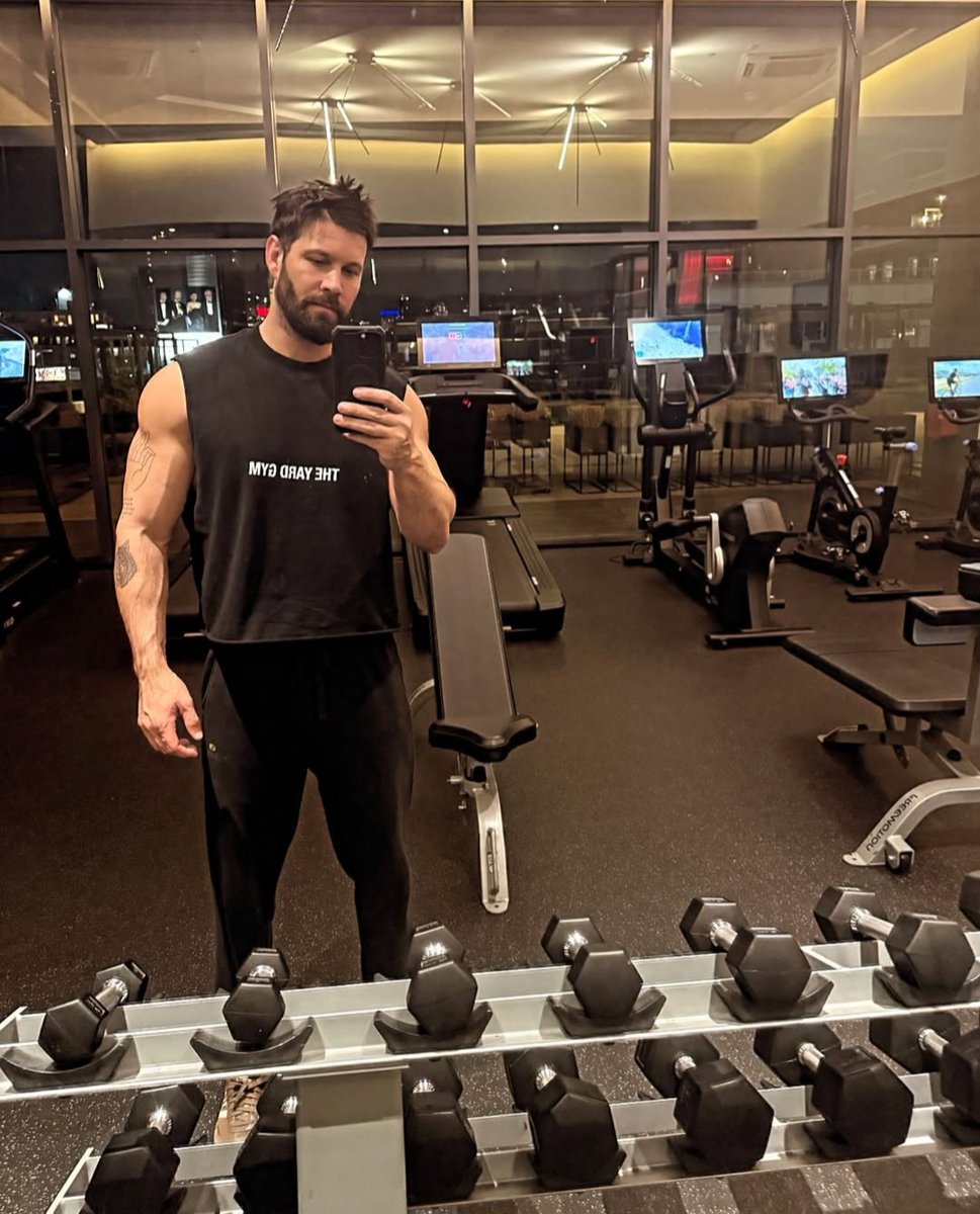 xhoney_sweet's tweet image. Spent most of the day looking for my sexy husband @DarkAlphaWolf_ . I should have started in the gym. After all this sexy man takes being my #MCM very seriously. Especially when I ask him to toss me over his shoulder and take me to bed.  🐺💝 🐺