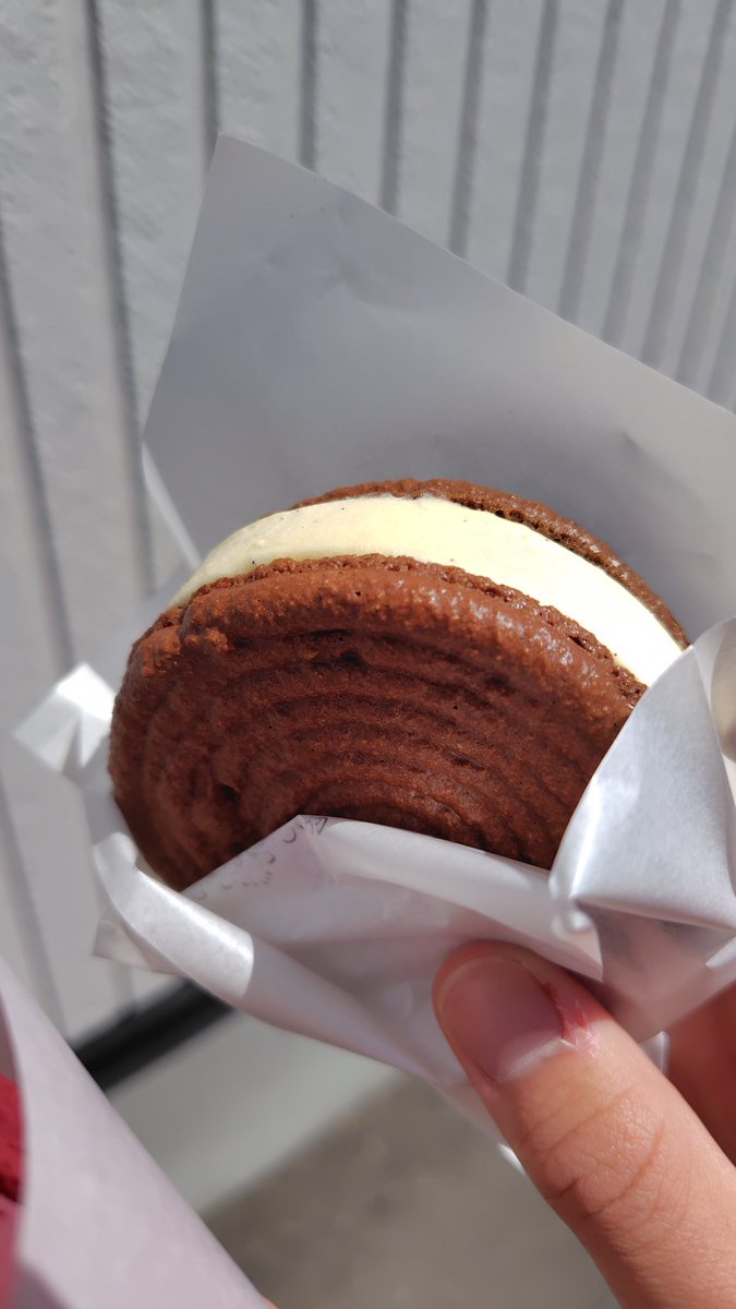 MameSPVB's tweet photo. 今日はぽかぽか☀
去年のリベンジで息子と
マカロンアイスバーガー🫶
ベリンダもチョコバニラも
めちゃくちゃ美味しかった🩷
#LaBelleEquipe https://t.co/551RcJMPrb