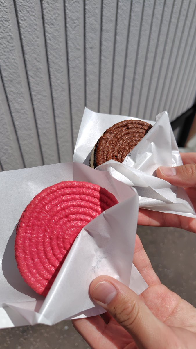 MameSPVB's tweet photo. 今日はぽかぽか☀
去年のリベンジで息子と
マカロンアイスバーガー🫶
ベリンダもチョコバニラも
めちゃくちゃ美味しかった🩷
#LaBelleEquipe https://t.co/551RcJMPrb