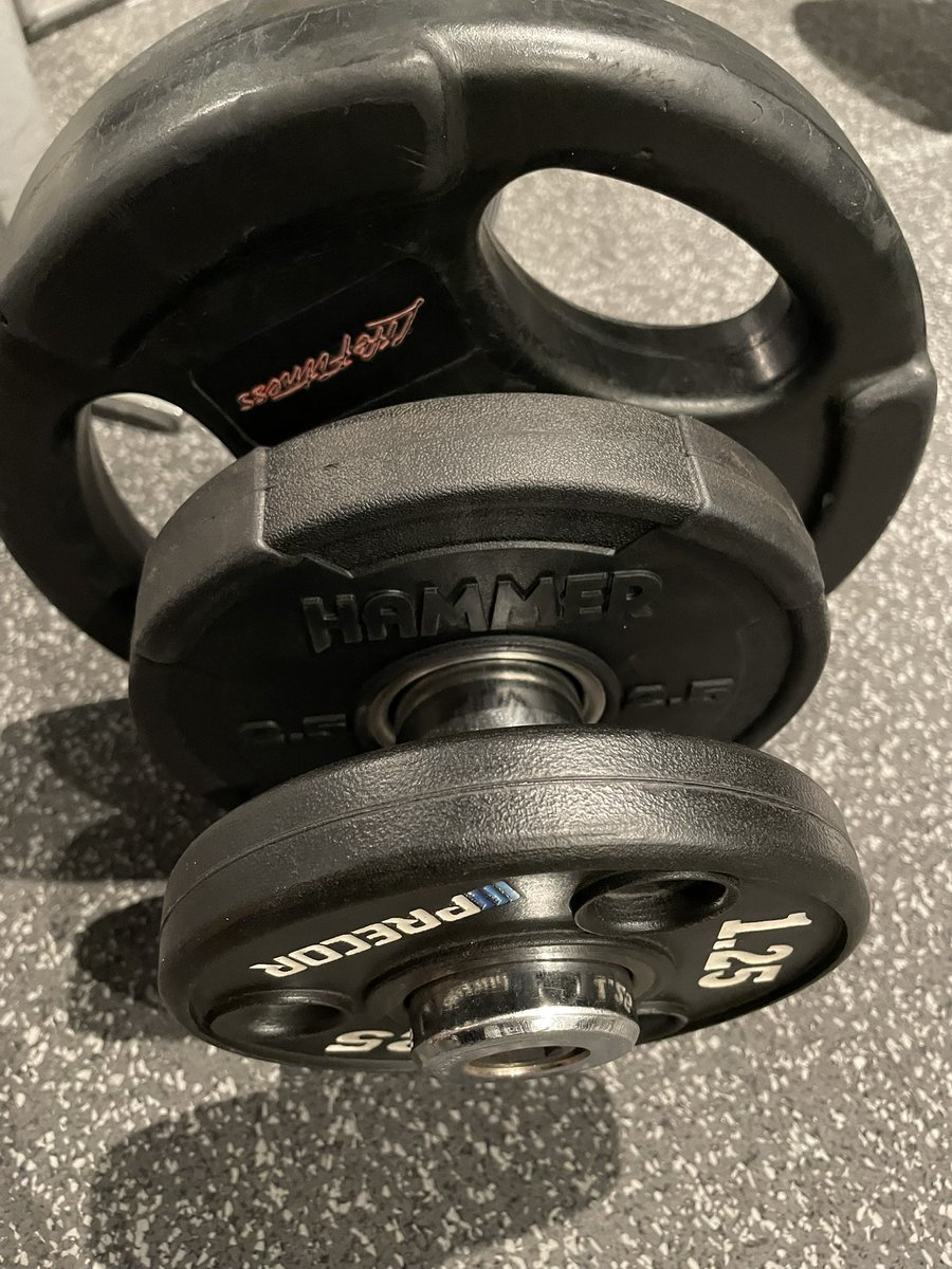 so09nishimura's tweet photo. 何気なくウェイトをセットしていたら
Life Fitness、Hammer Strength、Precorのプレートが一堂に会したので記念撮影。
Ivancoはこのジムには無いので欠席。
誰か時間ある人は端っこに丸枠でIvanco入れたげて。

意味とかそんなんじゃ無い。

仕事行ってきます。 https://t.co/J7Gmw6G9kQ