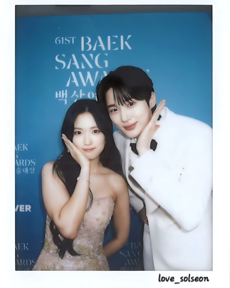 shyshy_za's tweet photo. I never regret fighting for them 😭🫶🏻 because its worth it ✨ happy 1st anniversary 🌸 

#KimHyeYoon #김혜윤 💛
#ByeonWooSeok #변우석 💙 https://t.co/AHPG3nioeN