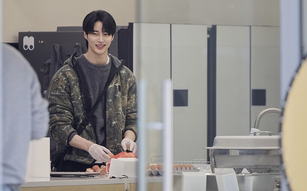 hope_lex_'s tweet image. Gwapo naman ng staff na to
#ByeonWooSeok #Jaeseoksbnbrules #netflix