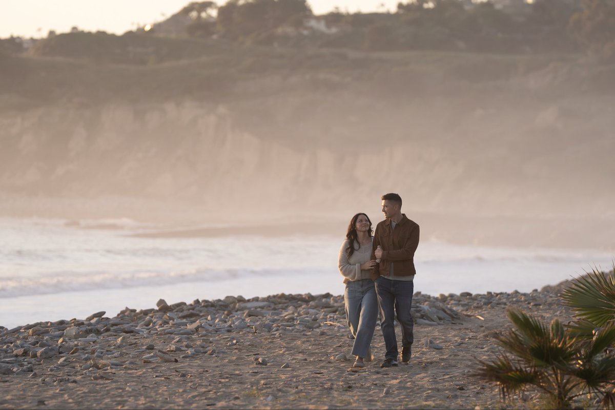 lucyyychen's tweet photo. When she thought they were just going to take a walk on the beach, watch the sunset together but she got a ring and a fiancé 😭 https://t.co/l9qlD2sThA