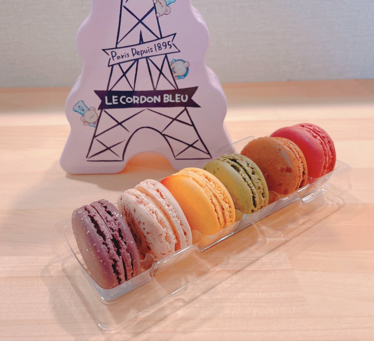 マカロンを多分初めて食べたんだけど美味いね！😋