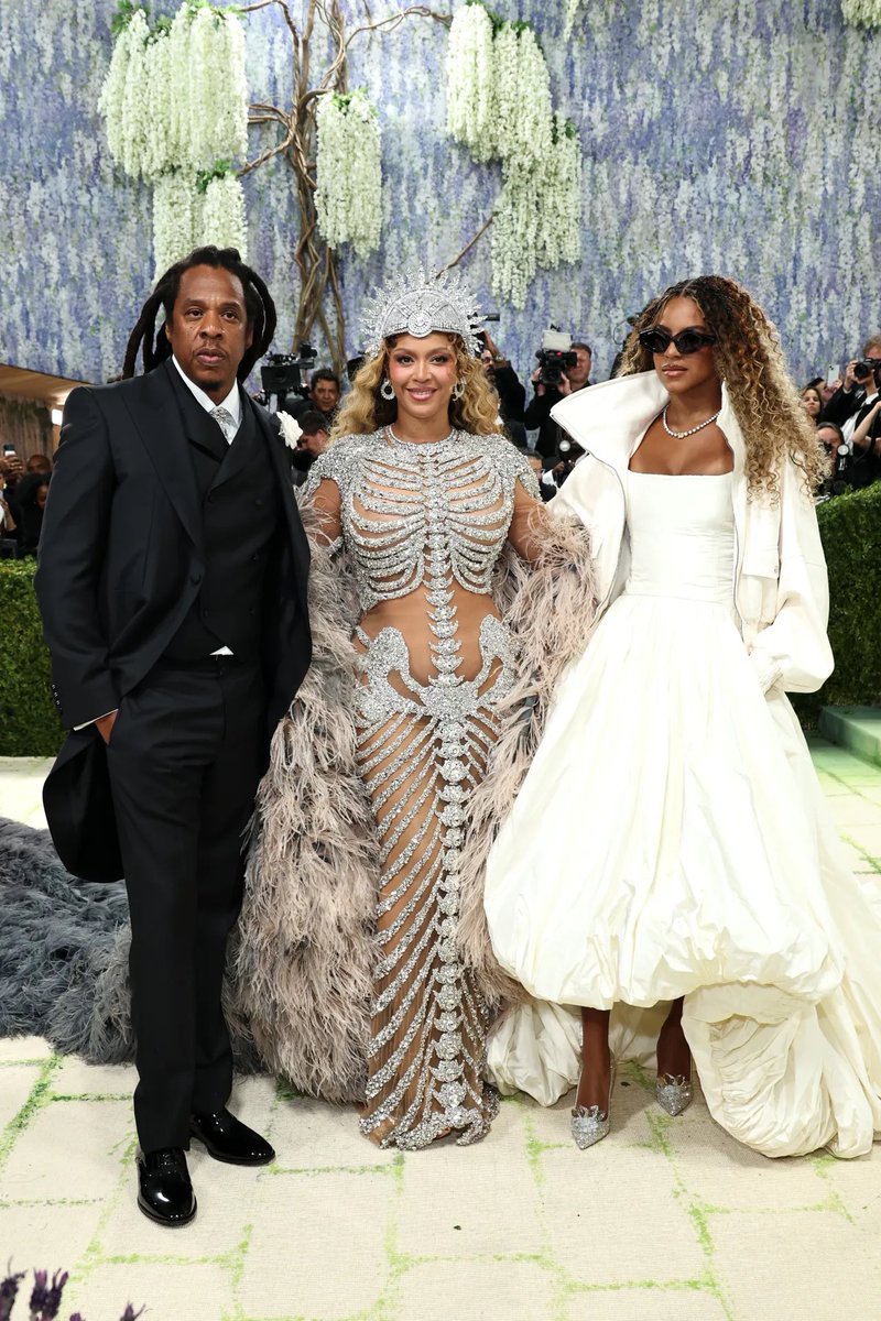 JudgeJackson's tweet photo. Blue Ivy > Beyoncé. The tiara totally reads Statue of Liberty.

#MetGala https://t.co/Xey9zd9y4U