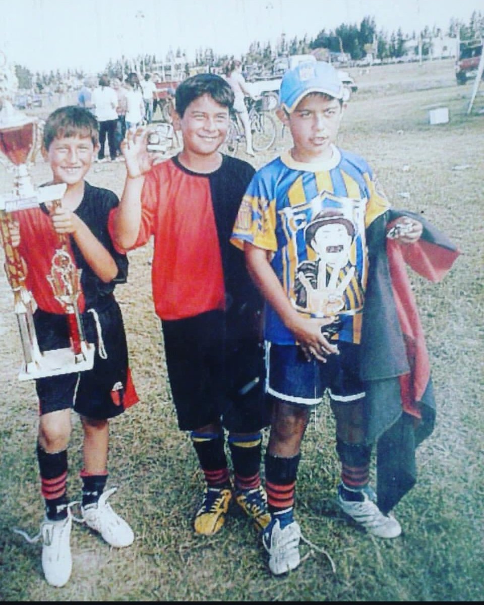 Jugaba en ferro y me sacaba la camiseta para las fotos por que me da vergüenza usar cosas roja y negra, mira si a los 10 años iba a estar tan desquiciado por <a href="/RosarioCentral/">Rosario Central</a> que hermoso demente jajaja
