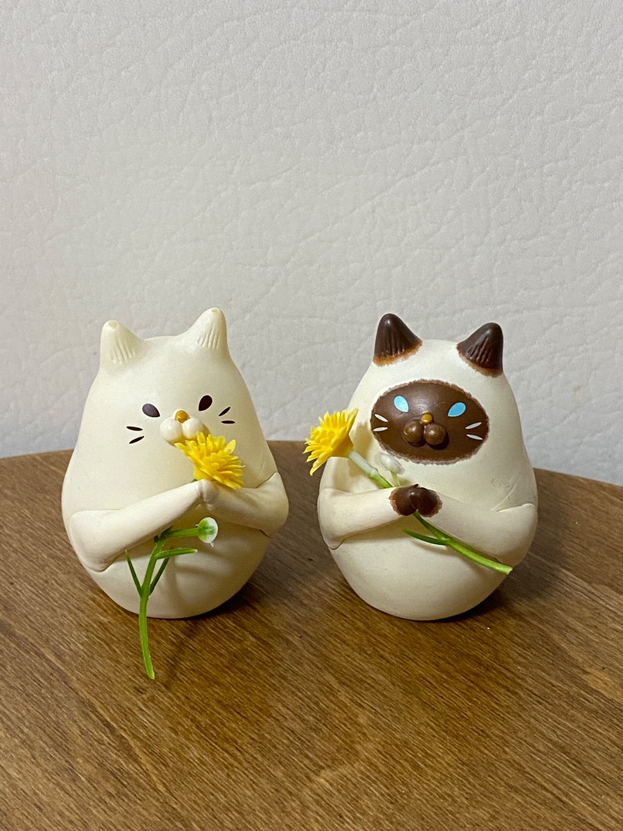 ハチノコ ネコの一輪ざしコレクション。 白っぽい二つが来てくれました