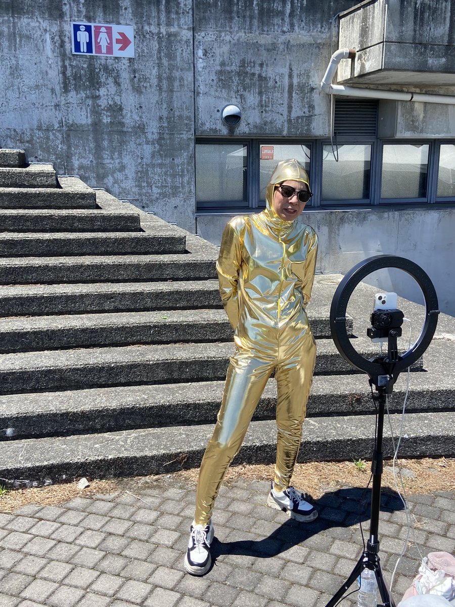 koooh0503's tweet photo. 子供を連れてやまびこ公園に行ったら謎のTikTokerがおった。
マナ33歳看護学生らしい。
ゴールデンウィークだからゴールドとのこと笑 https://t.co/w6H3wLLh3E
