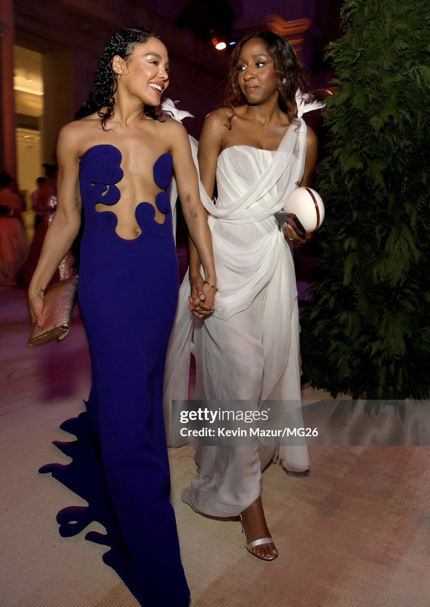 Ayo Edebiri and Tessa Thompson holding hands inside The Met! 🤍