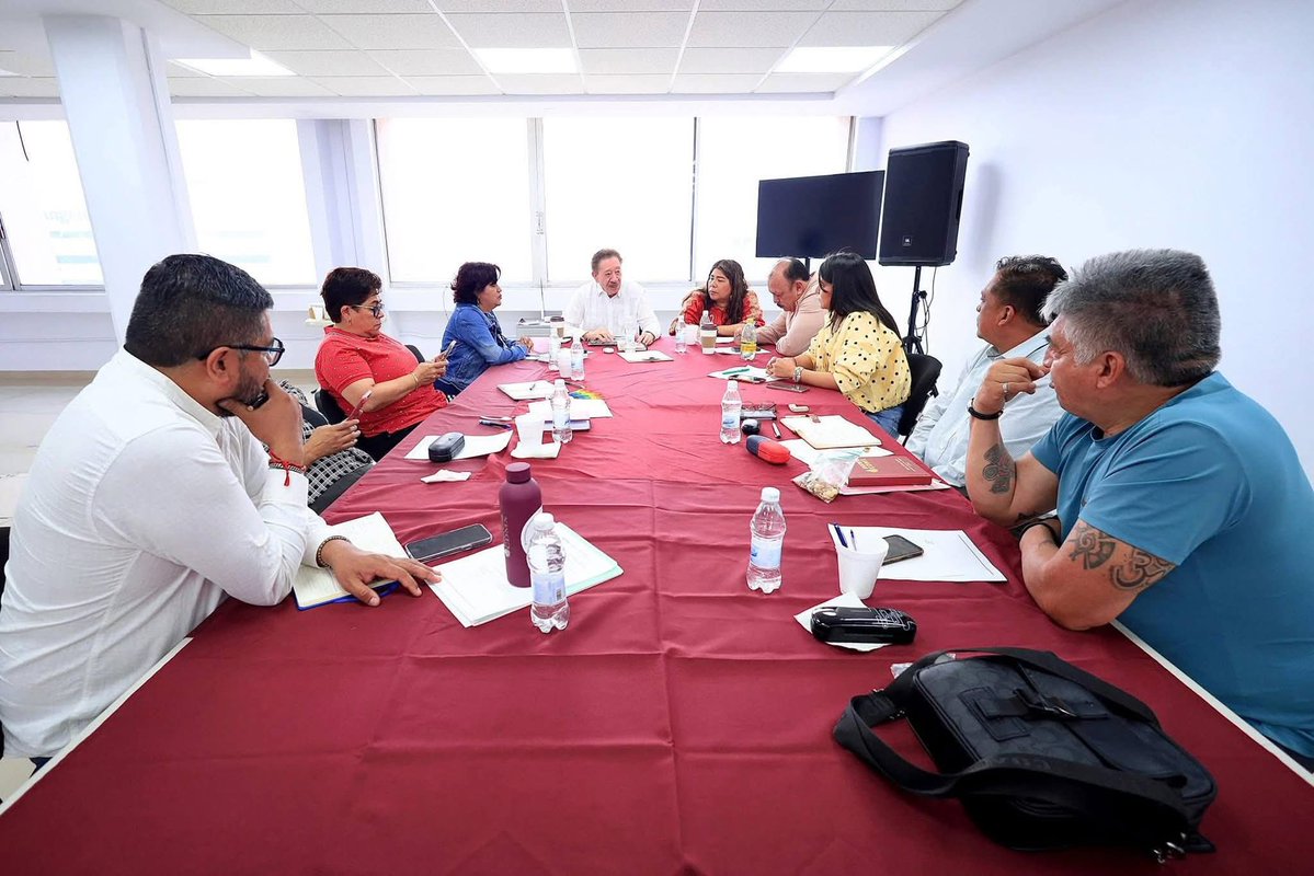 SEMUCDMXmorena's tweet image. Los #lunes de trabajo, hoy nuestra secretaria @ZappFanny asistió al comité, donde junto con las y los secretarios de @MorenaCiudadMex se dio la bienvenida a la presidenta  Ariadna y se fortaleció el trabajo.

Hay ruta, hay organización y hay compromiso con nuestra militancia.