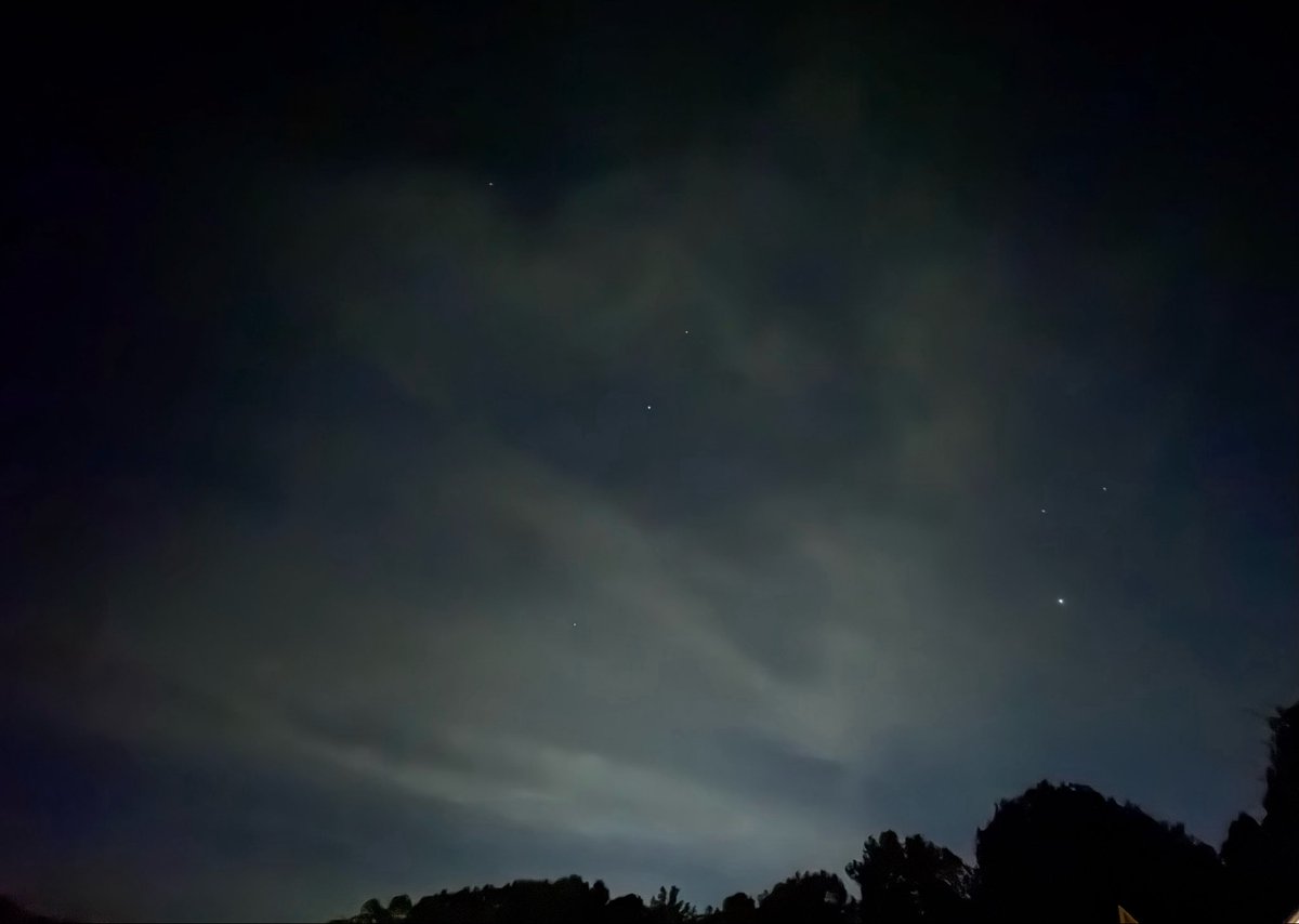 ave_omnibus's tweet image. Drifting clouds and stars
Together sharing the sky
With all who gaze up

#haiku