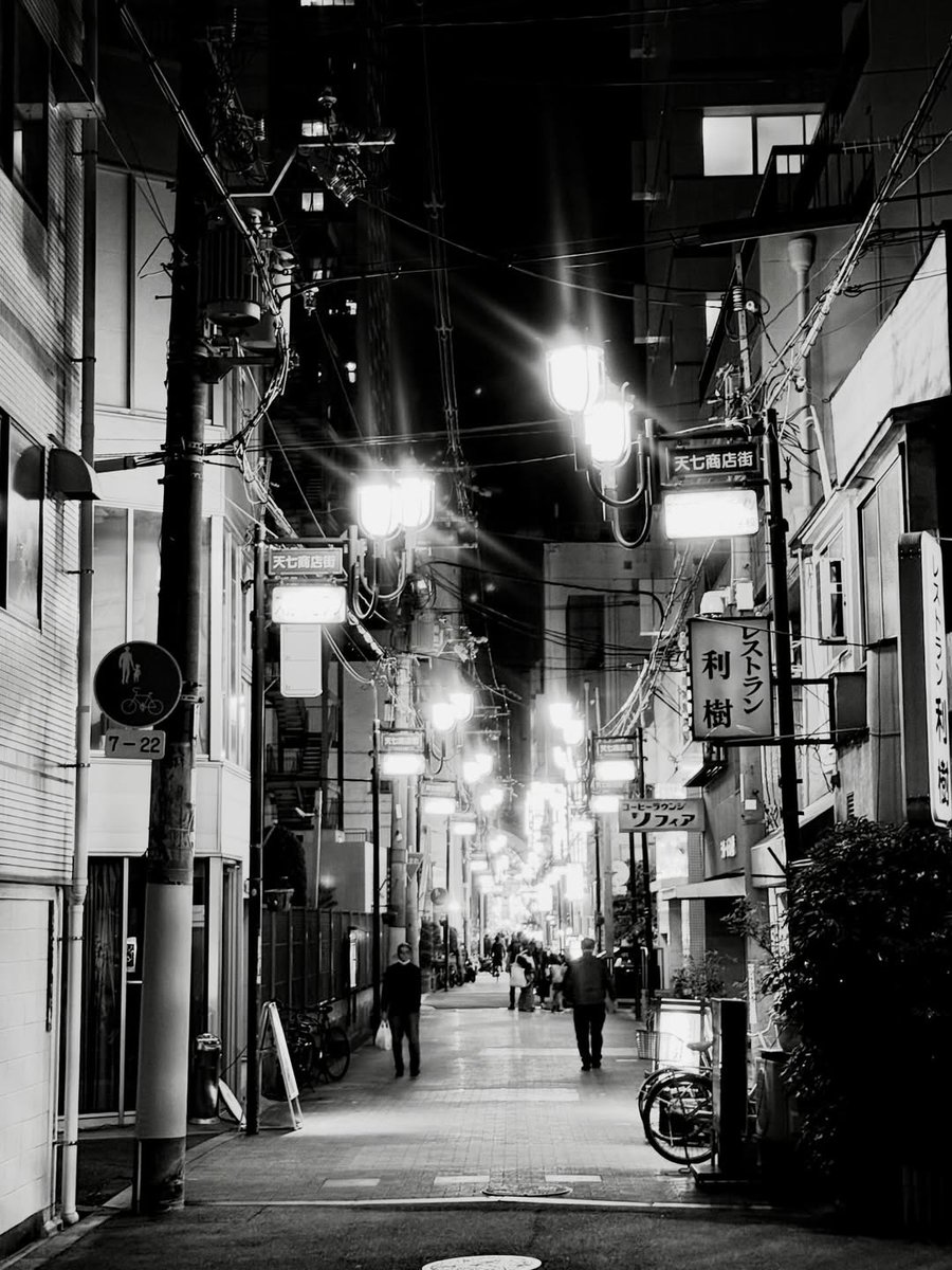 JeannieChoLee's tweet image. Osaka exudes nostalgic charm—so many streets that haven’t changed for many decades—people riding bicycles to restaurants, tiny eateries that cater to 5 people at a time, and streets with neon lights that harp back to the 1970s!

#osaka #japan #nostalgia #food #wine