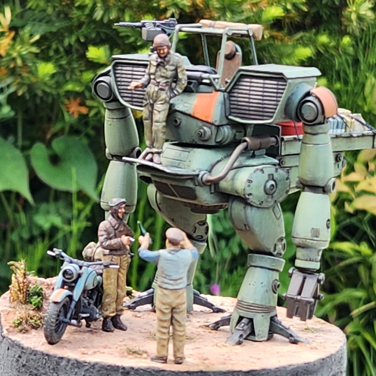 0IH20PnneLmWtQh's tweet photo. Hey  you.
#MDJL 
#マイスターズC
バンダイ1/100ギャロップタイプです。スケールを1/48に変更しプラ板で荷台を作成。1/48のフィギュアと組み合わせ簡単なジオラマにしました。タミヤの、ワインおじさんは便利につかえます。 https://t.co/TSSbRQtnB0