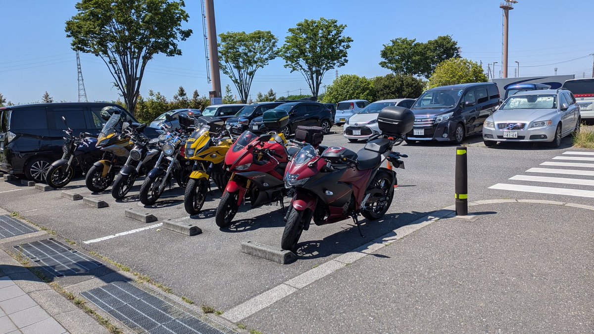 front21th_user's tweet photo. 連休の道の駅はバイク展示会場ｗ https://t.co/pMFmd4oOC7