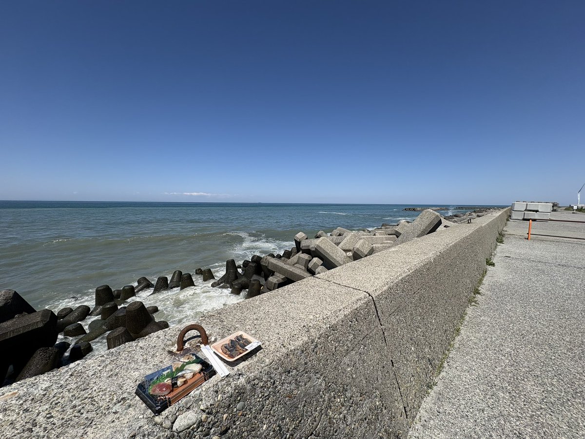 d8345's tweet photo. 何処も混んでるから魚津の海の駅でパック寿司、生地の道の駅でニシン漬け買って入善で日本海の荒波を(物理的に)感じながらランチしてる https://t.co/LntapMAFm8
