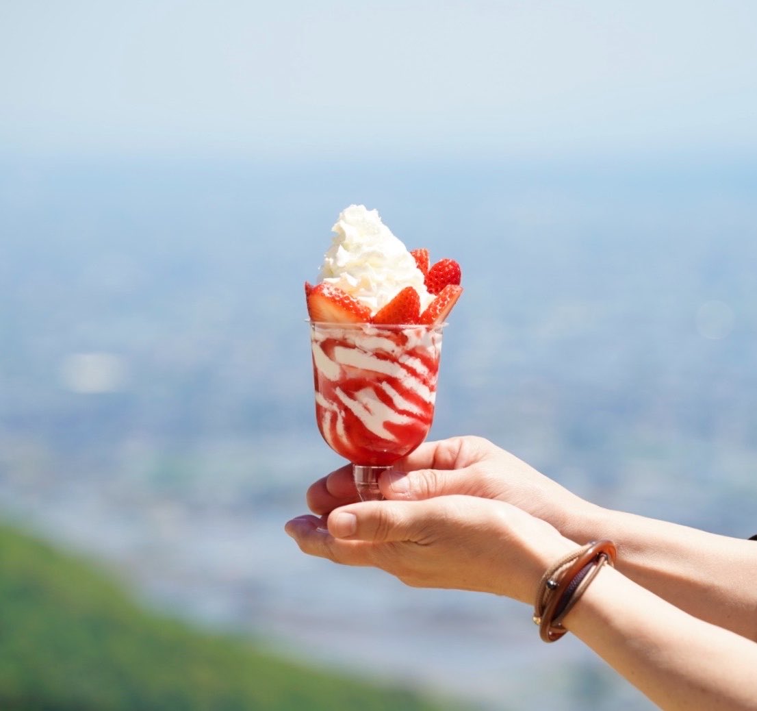 iox_arosa's tweet photo. こんにちはってぃ〜
山頂レストラン【ワイスホルン】営業中🍽️
地元産いちご🍓を使ったパフェはいかが〜？天気が良いのでお外で味わうのもいいかもしれないね💕
#イオックスアローザ
#IOXーAROSA
#ゴンドラ
#空中散歩
#ワイスホルン
#ふわもこラブベリーパフェ https://t.co/0SIOKOeDQg