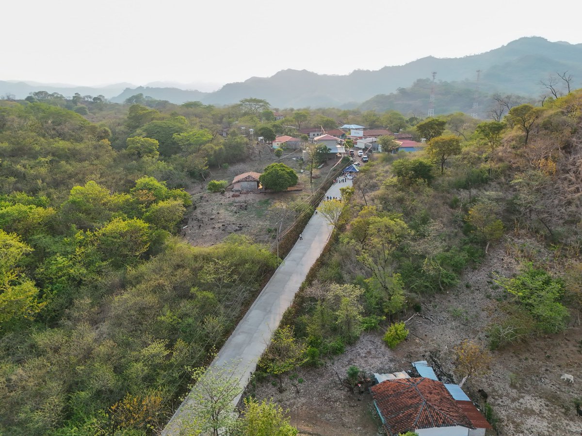 Nueva Esparta es un ejemplo de como la voluntad política transforma comunidades. 🌄

Hoy Inauguramos un proyecto vial trabajado junto a la comunidad del Caserío La Joya, con el apoyo de la diaspora.

Con esta modalidad hemos beneficiado a muchos caseríos y cantones que ahora