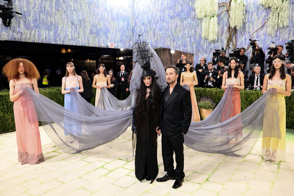 voguejp's tweet photo. マドンナの #メットガラ ルックは、シュルレアリスムの女性画家レオノーラ・キャリントンを参照。彼女は、マドンナの名作『Bedtime Story』のミュージックビデオのインスピレーション源でもある。 #MetGala

https://t.co/3GoMlB70hb https://t.co/GSaWpbGeme