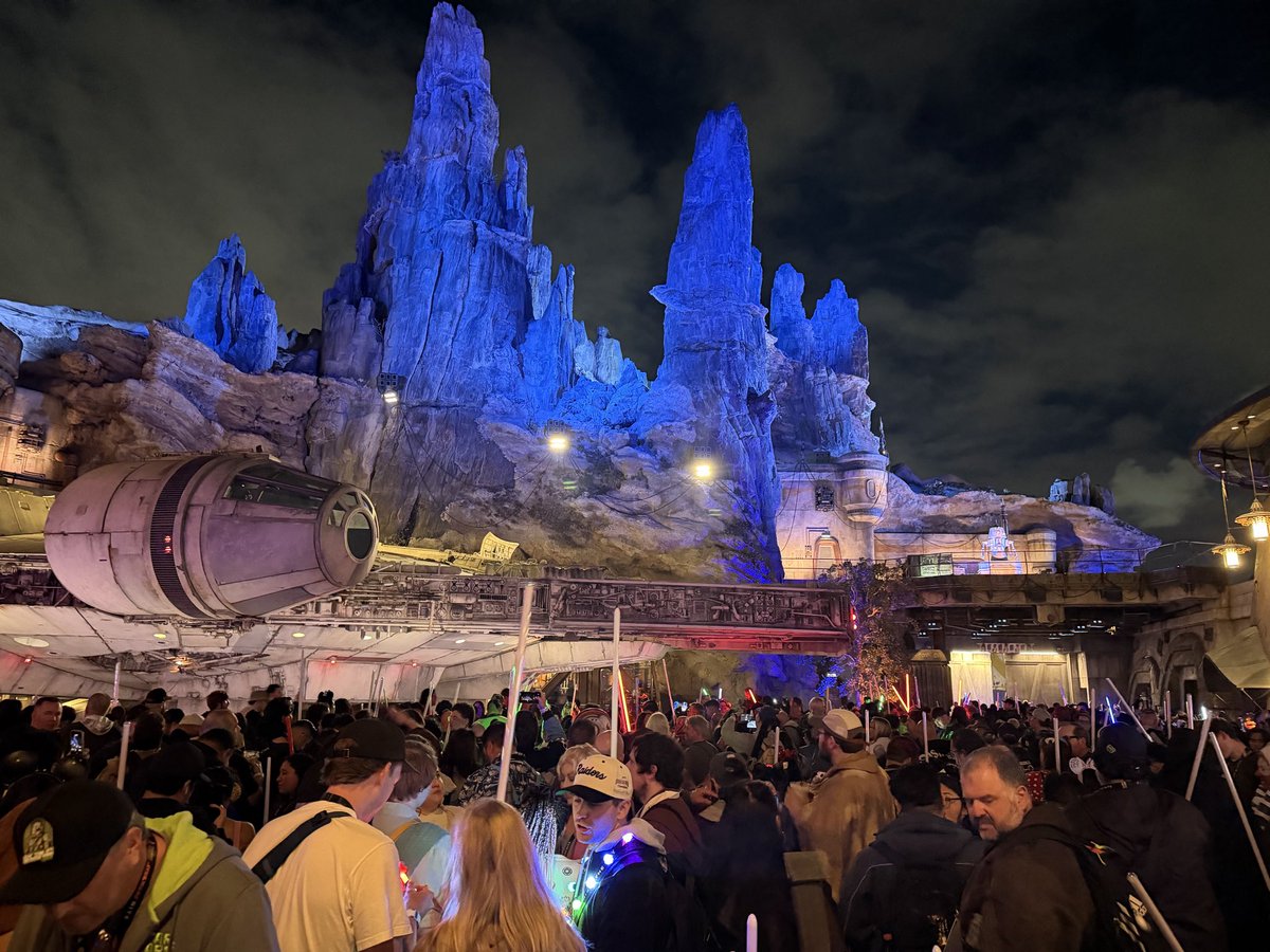 DAPs_Magic's tweet photo. It must be May the Fourth at Batuu!
#Maythe4th
#StarWars
#dapsmagic https://t.co/y0323v7kuO
