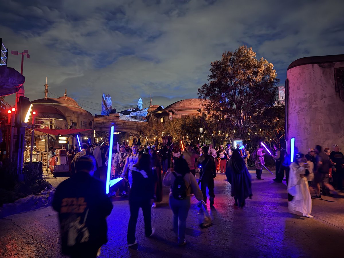 DAPs_Magic's tweet photo. It must be May the Fourth at Batuu!
#Maythe4th
#StarWars
#dapsmagic https://t.co/y0323v7kuO