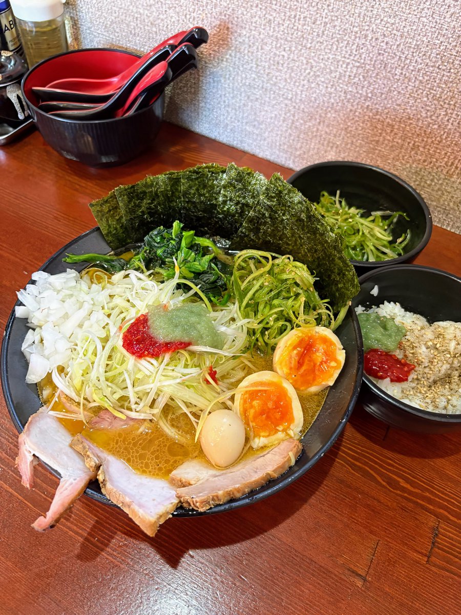 runramrunram's tweet photo. GWも残すところ後2日⤵️
GMとの約束で本日5日にGW
2度目の訪問です👀
いつものように
・天王らーめん 中
・タマネギハーフ
・限定ネギハーフ
・半ライス
久しぶりの店主さんの麺上げ
安心安定のうまさでしたー❣️
#天王家 https://t.co/FfyzIZwO7y