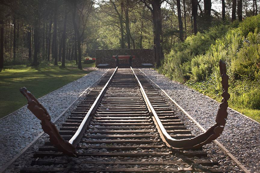 MickStemory's tweet photo. @MartjanKuit Misschien ook vanwege de plek, kamp Westerbork, de opgekrulde rails en stootblok, van Ralph Prins.

 https://t.co/hYXxZhbifF https://t.co/5D2bq9VYTY