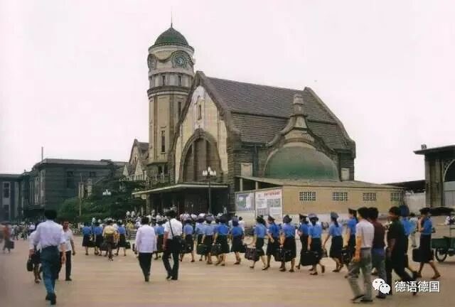 Jam79922967's tweet image. 济南老火车站由德国建筑大师赫尔曼·菲舍尔设计，始建于1908年，于1912年建成并投入使用。这座造型别致的火车站刚一建成便受到了国内外建筑家和济南城市民们的广泛赞誉，成为远东地区最为著名的火车站
然后，1992年7月1日8时5分济南老火车站的钟声永远停止了。由于建筑实在坚固