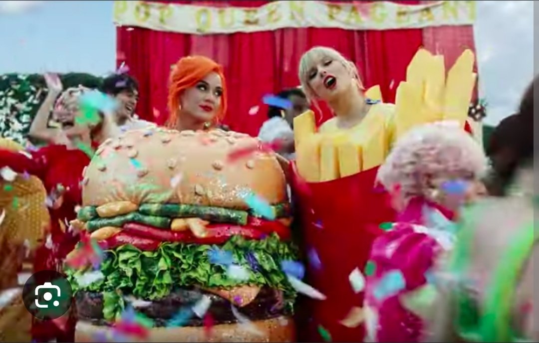 LovedUNsecret13's tweet photo. Not Katy Perry being a burger for the Met gala 🫠🫠 https://t.co/G7g9ADBL5G