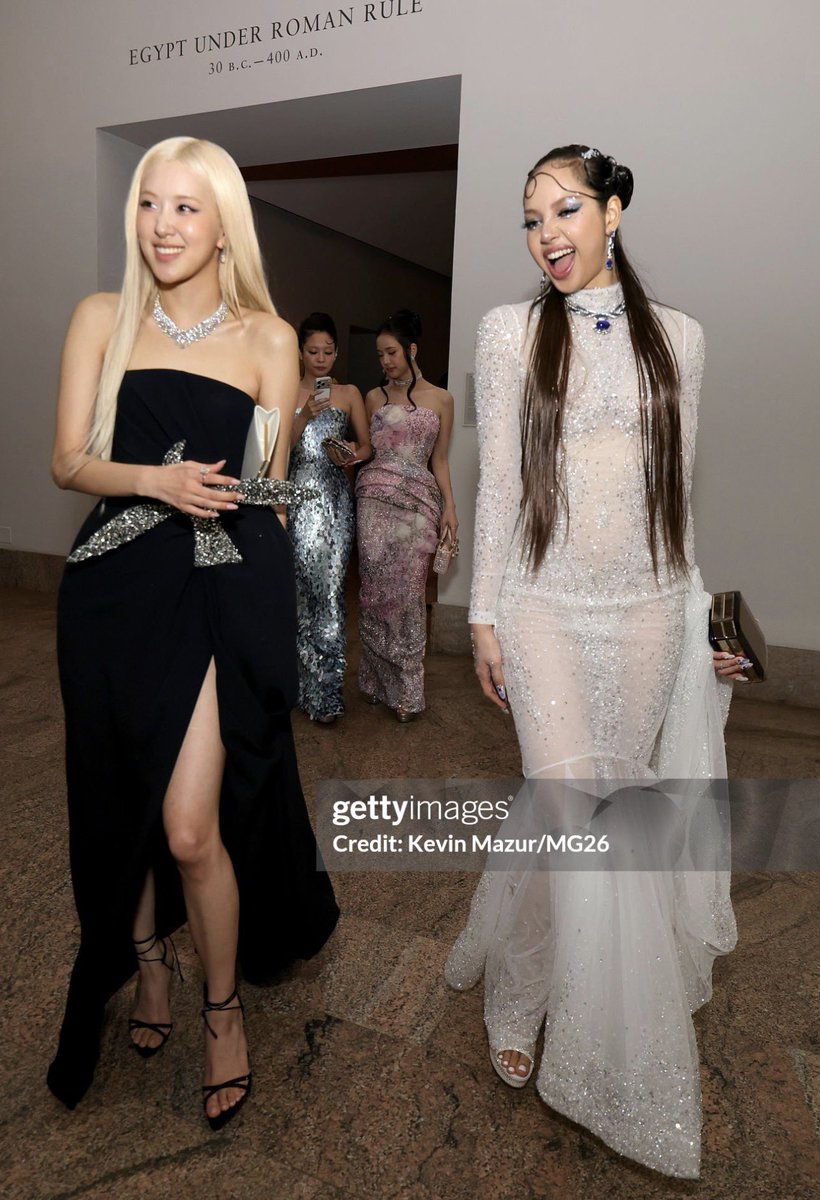 BANGUNNNNN BLACKPINK OT4 FOTO DI MET GALA BANGUNNNNNNNNNNNNN BUKAN AI BANGUNNN SEMUA #BLACKPINK