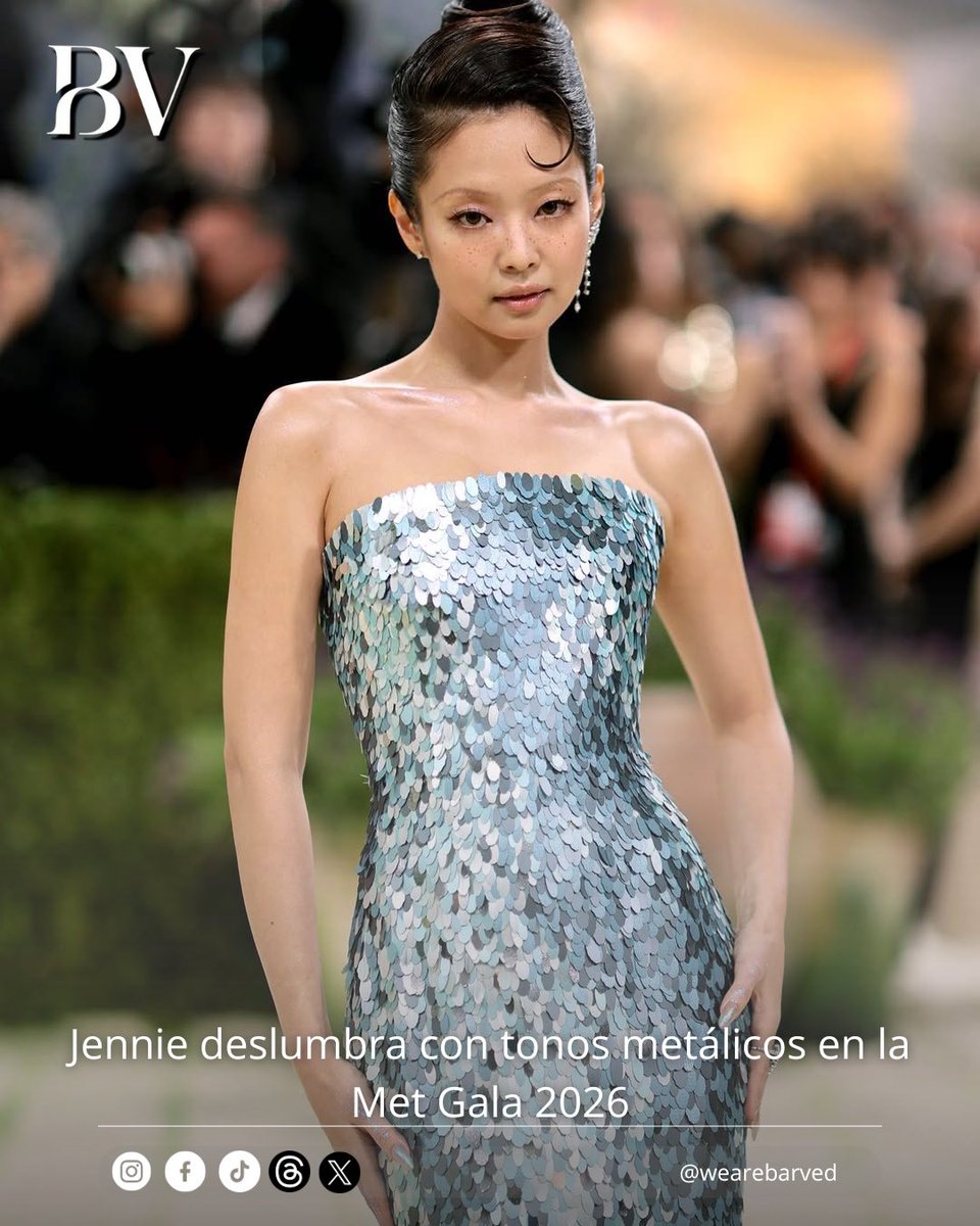 wearebarved's tweet photo. Jennie lució un vestido azul con acabado brillante y textura de lentejuelas, reafirmando su presencia en la alfombra. 4 de mayo de 2026.
#fyp #parati #Jennie #MetGala2026 #BLACKPINK @jennierubyjane https://t.co/iiJVlTdR49