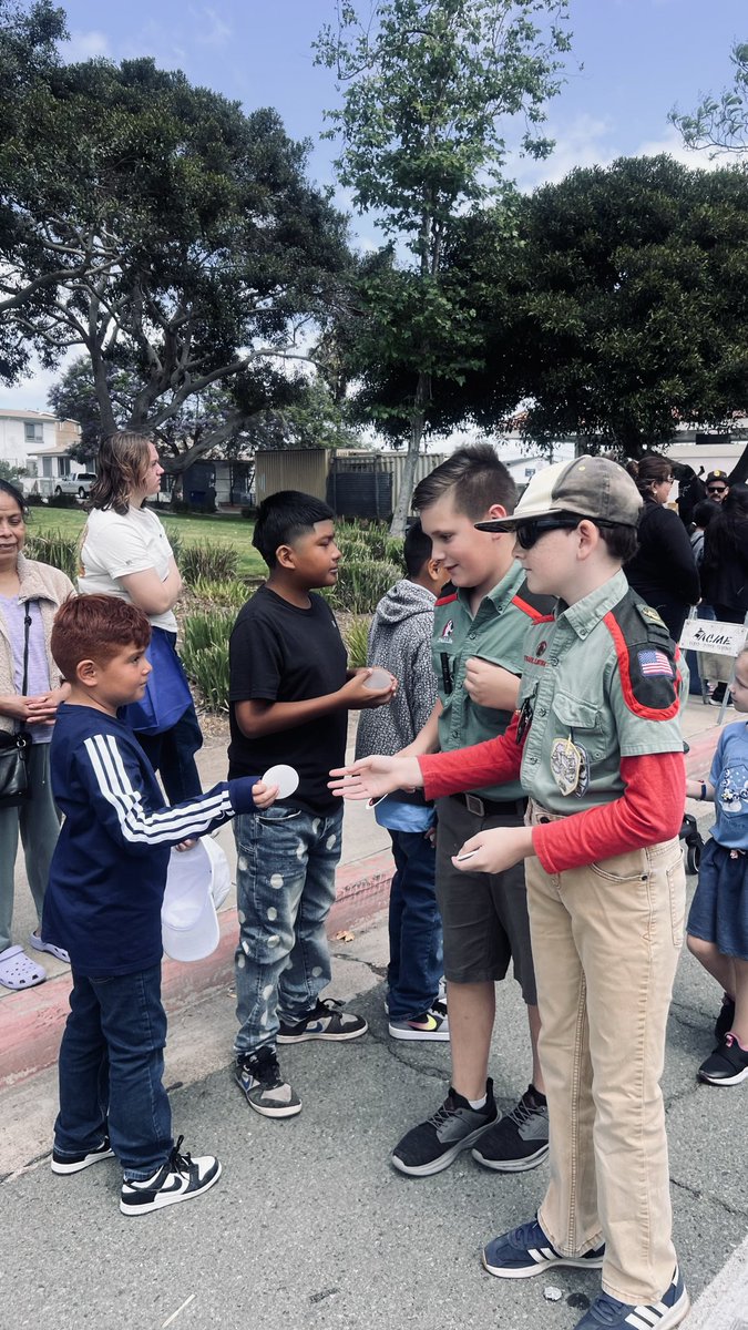 AHGCa1603's tweet photo. Excellent outreach sharing American Heritage Girls and @TrailLifeUSA with the community of Linda Vista in San Diego. 
#lindavistamulticulturalparade #sandiego #outreach https://t.co/sjhUJfrlV3