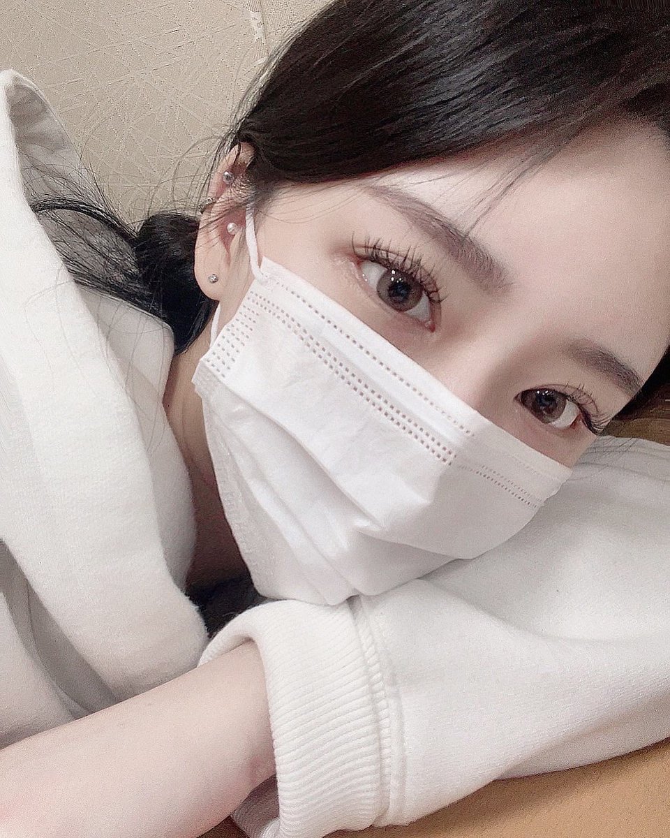 Ximten's tweet photo. 오늘도 하얀 가운 입고 일했더니... 너무 달아올랐어요😷
오빠가... 제 체온 좀 재줄래요?
#간호사 #맘눌뎀  #일상계  #섹트 https://t.co/VHvU3Z83jU