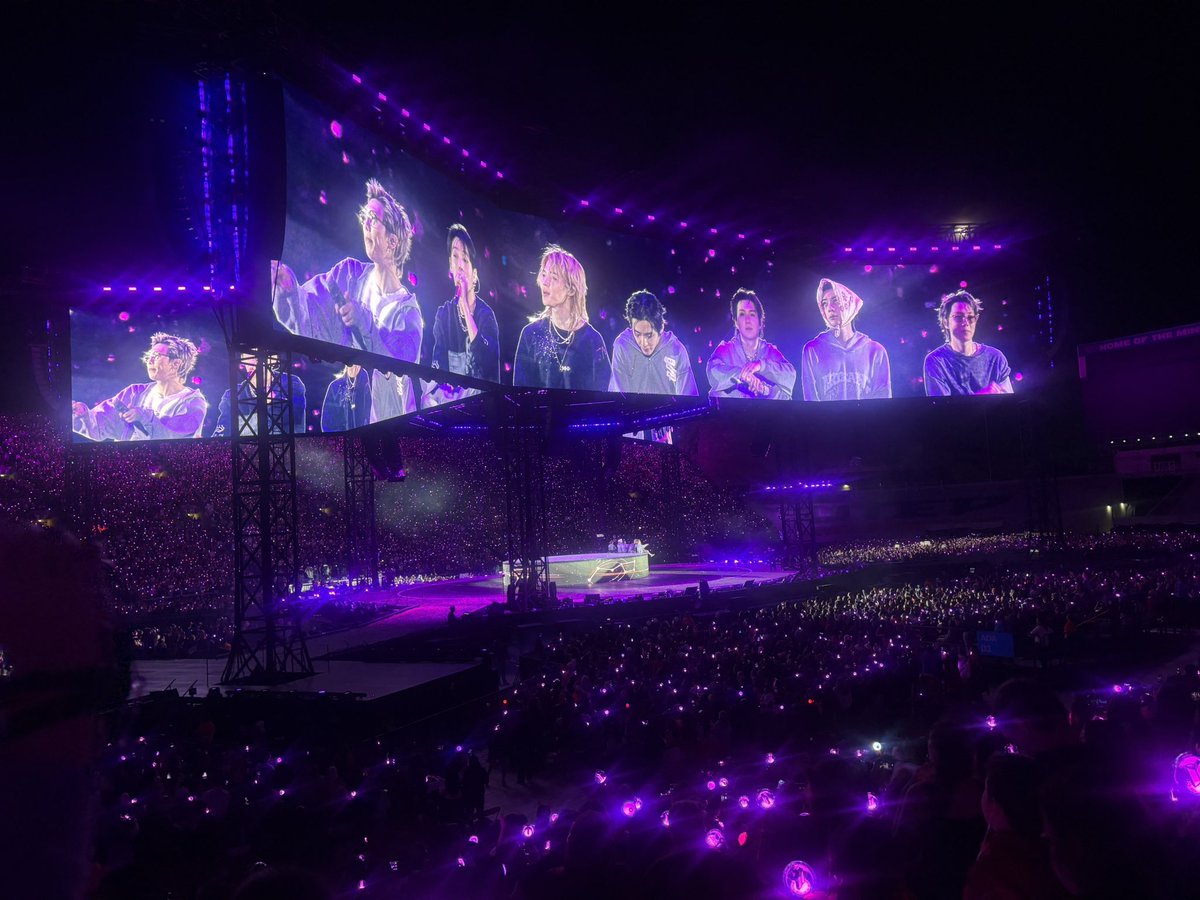 jkbunniboi's tweet photo. As someone who is Mexican American, seeing bts for the first time in a border town meant the world to me 🥹 https://t.co/gUuwuHmuJh
