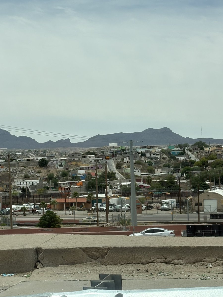 jkbunniboi's tweet photo. As someone who is Mexican American, seeing bts for the first time in a border town meant the world to me 🥹 https://t.co/gUuwuHmuJh