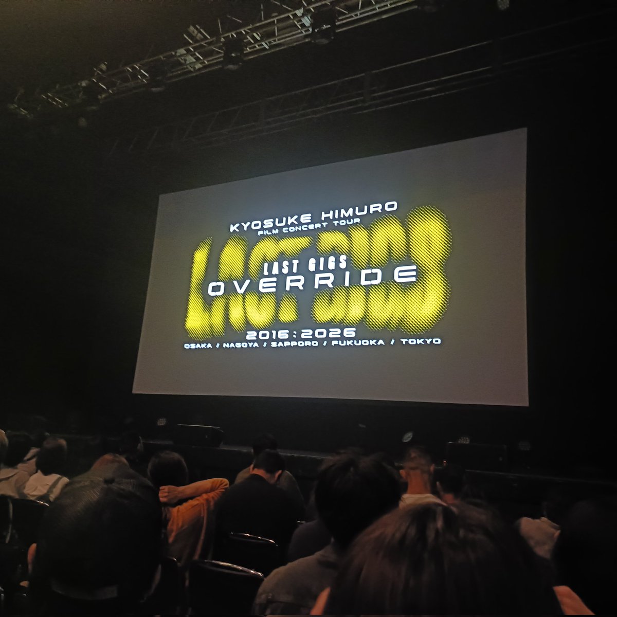 Kobyg8's tweet photo. 一曲目から感極まり泣いた（笑）
なんていうカッコ良さ。

いつもDVDで観てるけど　ファンと同じ時間、同じ空間でみるヒムロックは格別だわ

フィルムコンサートの最終日で新譜のリリース来ると密かに期待してる

#氷室京介 https://t.co/UKz3UrWxUv
